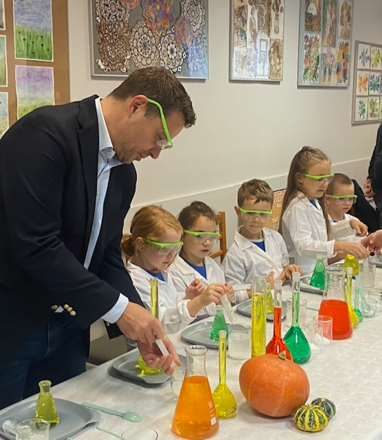 Mali Odkrywcy podczas zabaw laboratoryjnych z kolorową cieczą w obecności Pana Prezydenta Warszawy  👩‍🔬🧪Było super♥️ - Obrazek 4