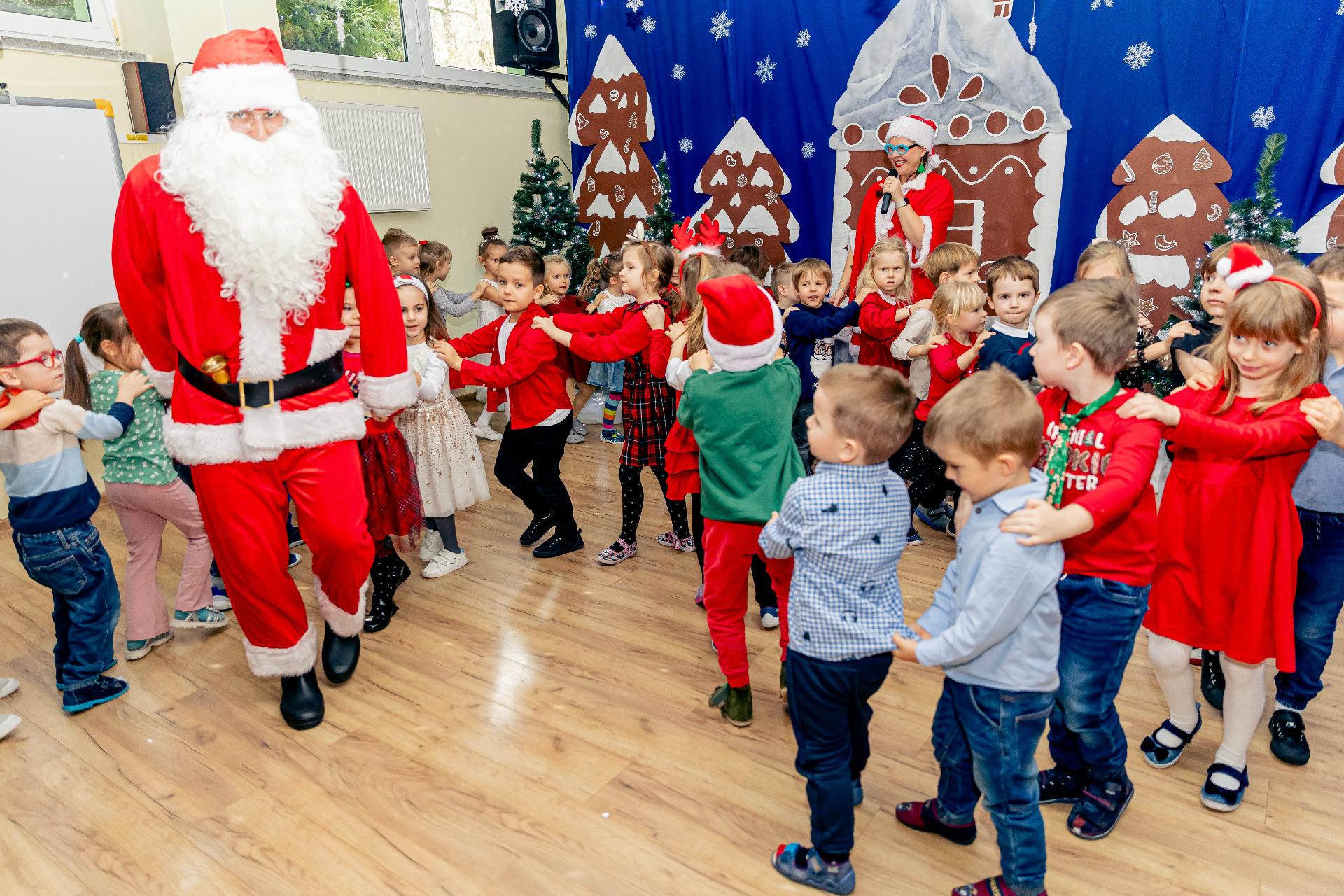 Bawiące się dzieci podczas zabawy tanecznej z Mikołajem.