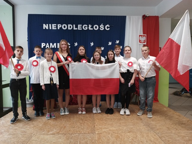Szkoła w barwach biało - czerwonych - o tym, jak świętowaliśmy Narodowe Święto Niepodległości - Obrazek 1