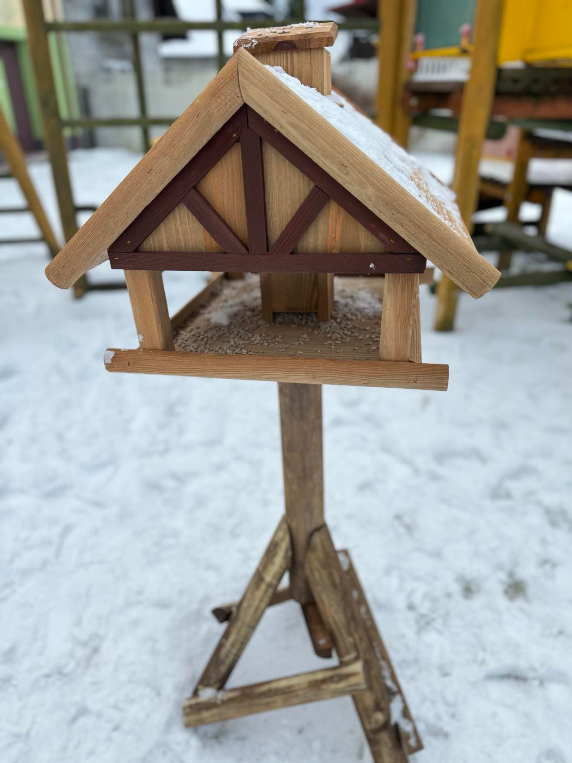 Przedszkolaki dbają o ptaszki zimą. - Obrazek 1