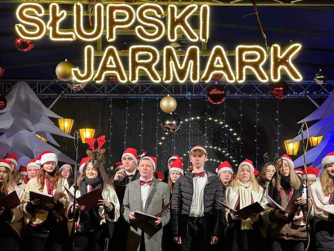 Zdjęcie grupowe podczas śpiewu na Słupskim Jarmarku Bożonarodzeniowym