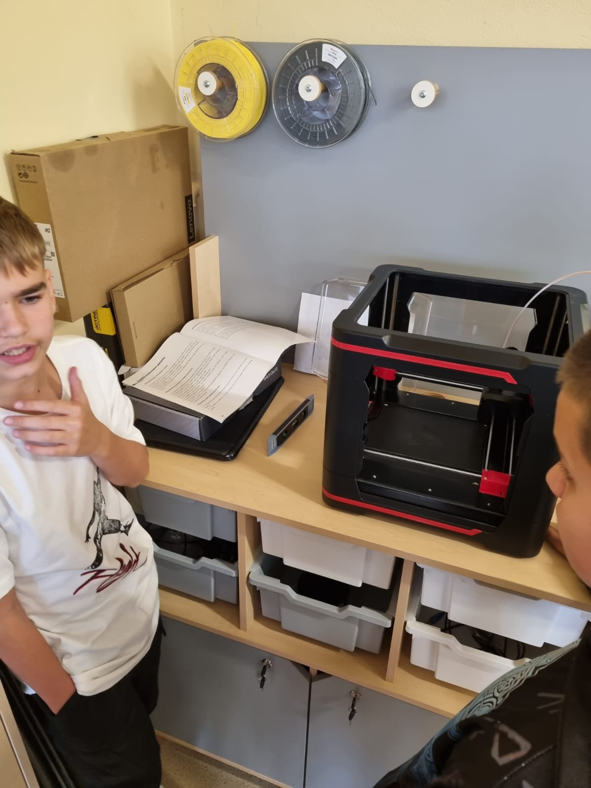 Uczniowie na zajęciach z drukarką 3D 