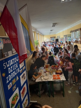 Uczniowie podczas degustacji z okazji Dnia Zdrowia