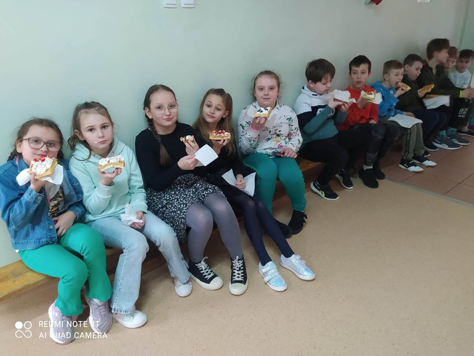 Uczniowie z klas I - III podczas akcji "Pomagamy Hospicjum w Busku-Zdroju"