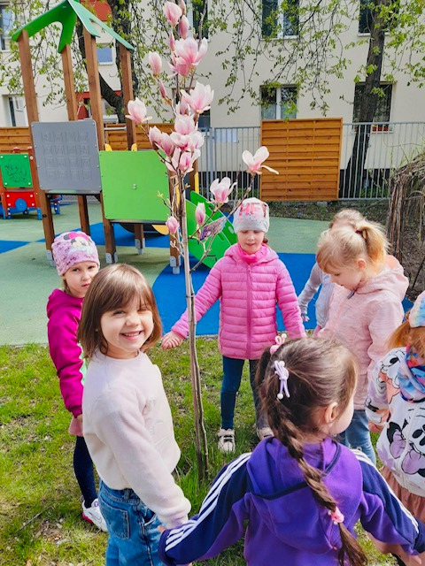 Wiosenny plener malarski w ogrodzie przedszkolnym - Obrazek 3