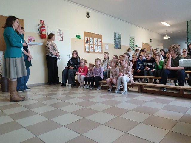 2.Uczniowie i zebrani goście podczas występu.