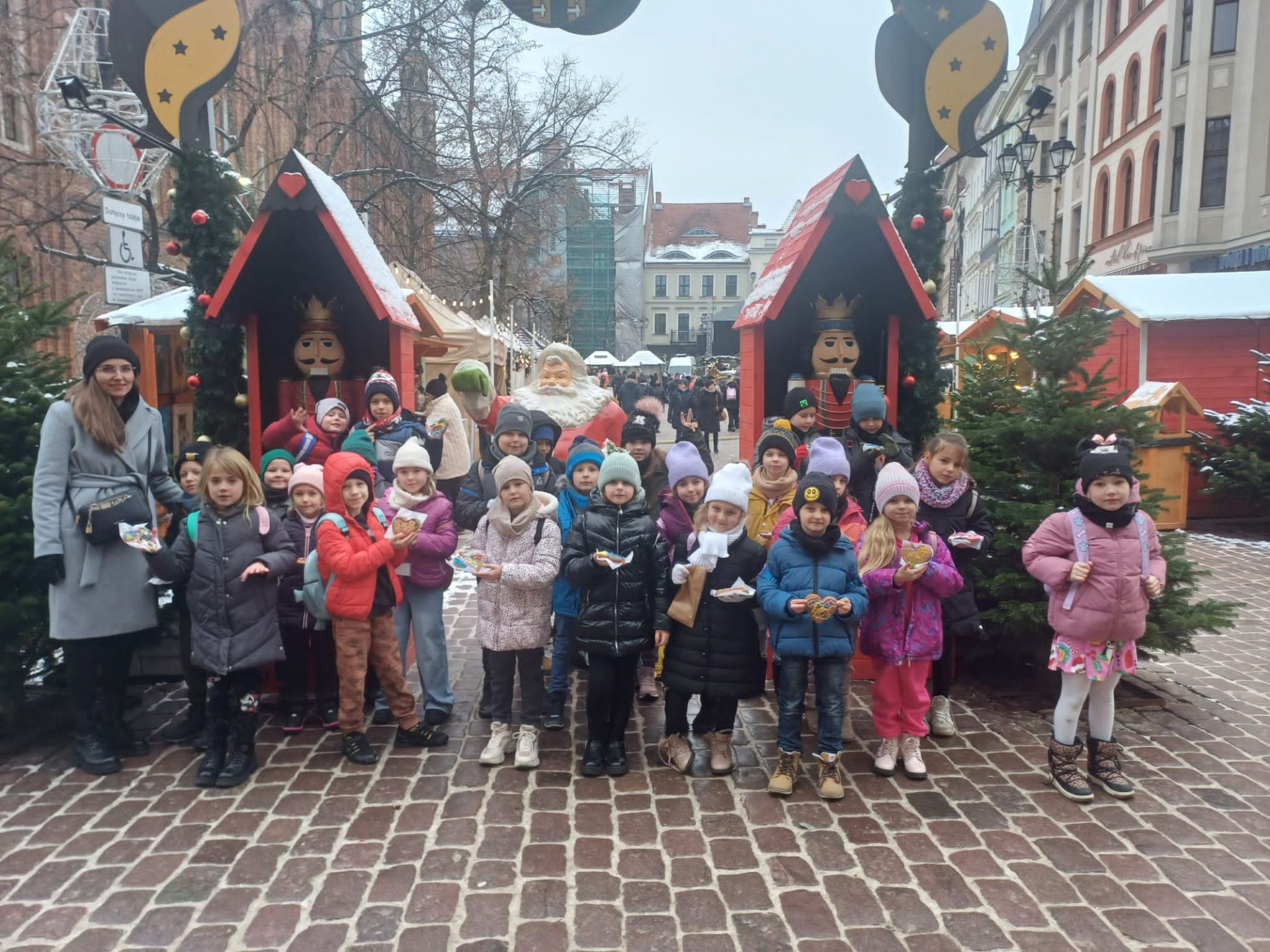 Klasa 1a przy bramie Toruńskiego Jarmarku Bożonarodzeniowego.