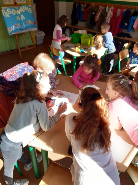 Uczniowie klasy w trakcie rozwiązywania zadań.