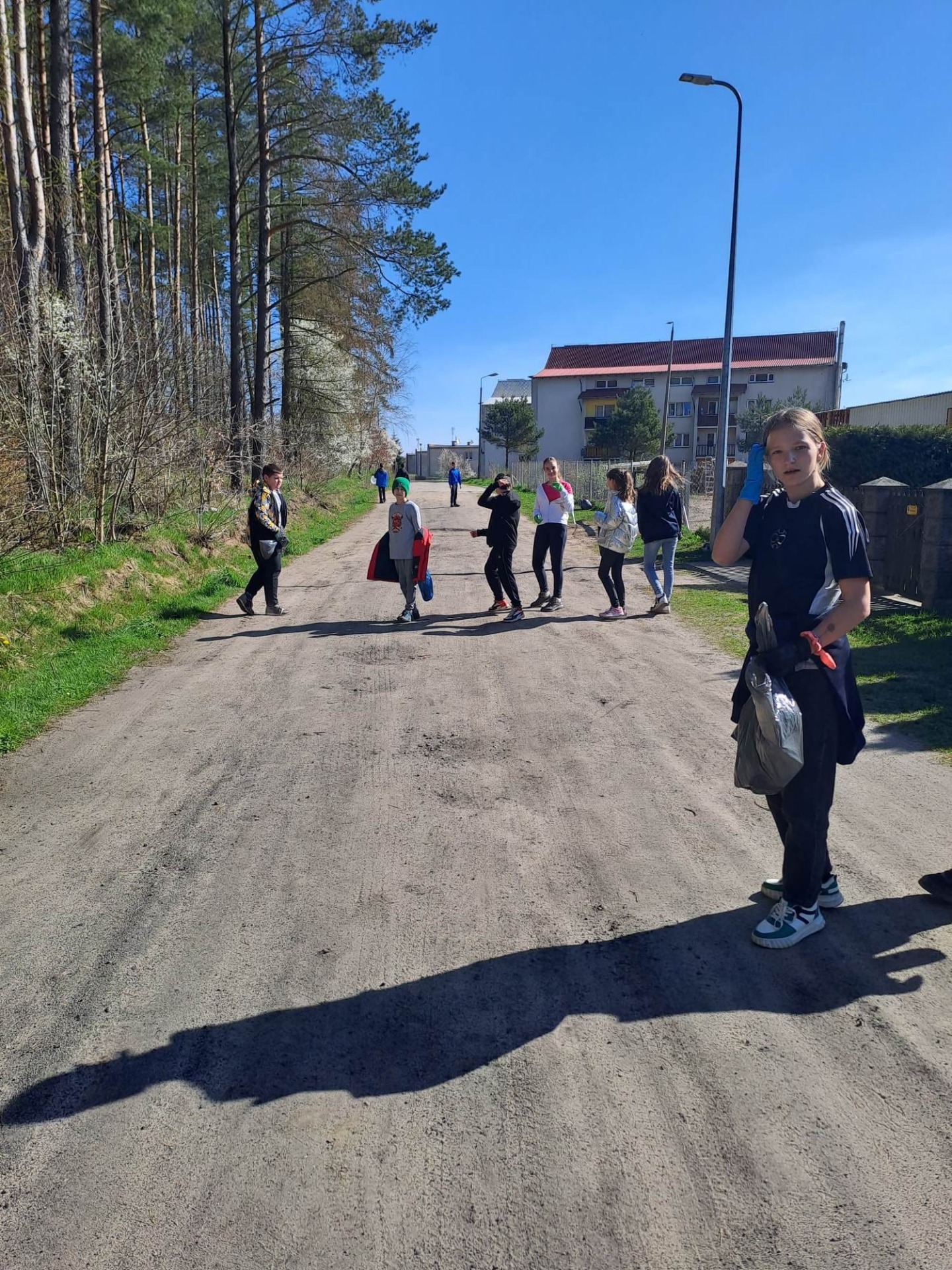 Akcja #SprzątamyDlaPolski zakończona sukcesem! Uczniowie z naszej szkoły od rana prężnie wzięli się do pracy i uprzątnęli teren szkoły oraz obszary leśne i zielone maszewskiej miejscowości🌳🌳🌲🌲🌳🌲🌳 - Obrazek 3