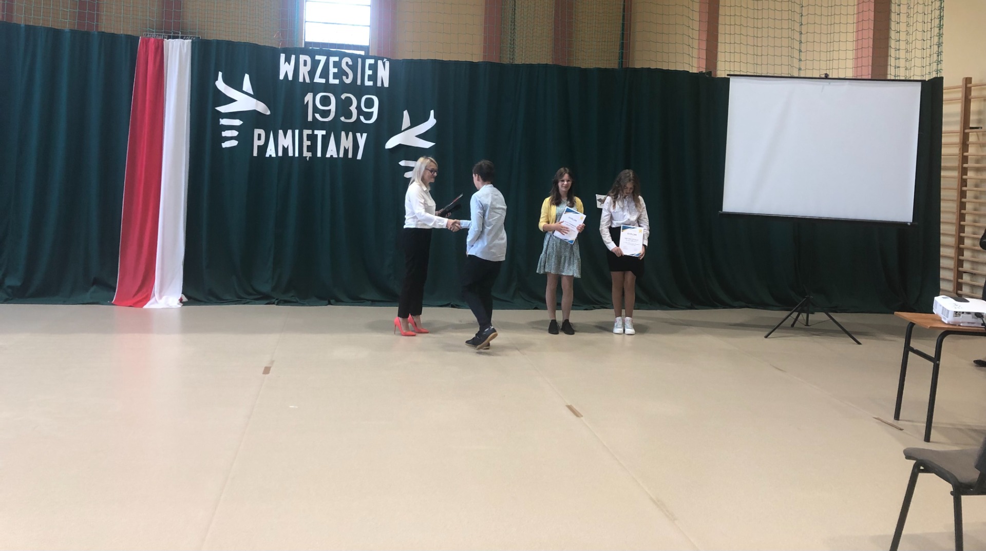 Uczniowie biorący udział w finale konkursu o życiu i działalności ks. mjr. Jana Francuza