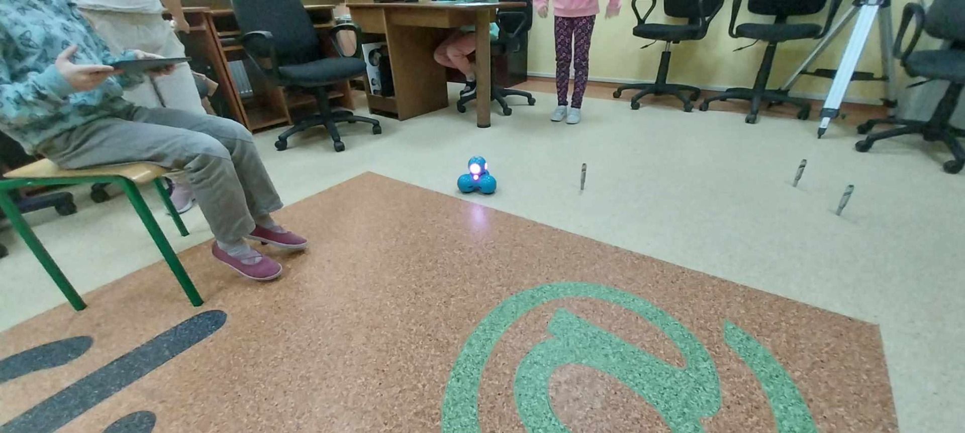 Uczniowie programują roboty w sali informatycznej