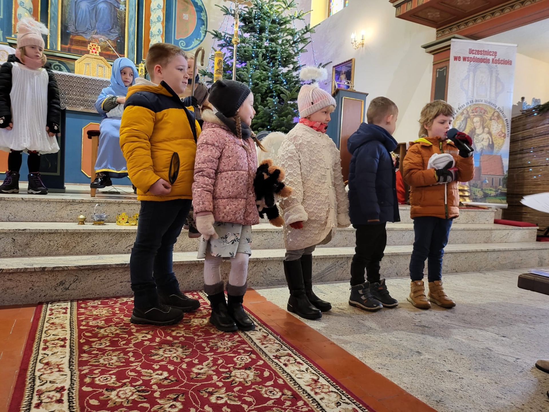 7 stycznia dzieci z klasy 0b wystąpiły z przedstawieniem jasełkowym w kościele we Włókach.🤩🤩🤩🥰 - Obrazek 2