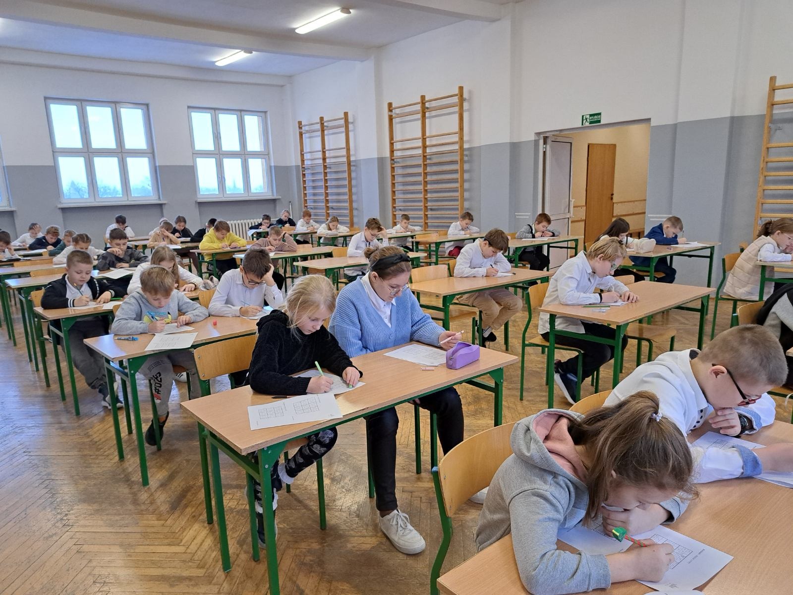 Uczniowie Szkoły Podstawowej Nr 2 im. Mikołaja Kopernika w Olecku podczas VIII edycja Powiatowego Konkursu "Sudoku lubię to"