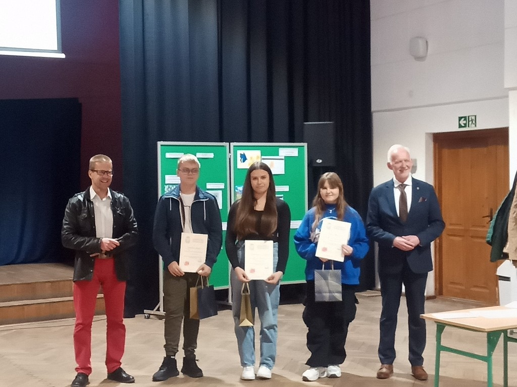 Uczniowie SP7 odbierający nagrody za zajęcie II miejsca w konkursie "Zagadki Biznesu".