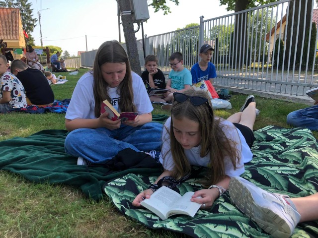 Akcja promująca czytelnictwo - czytamy na trawie
