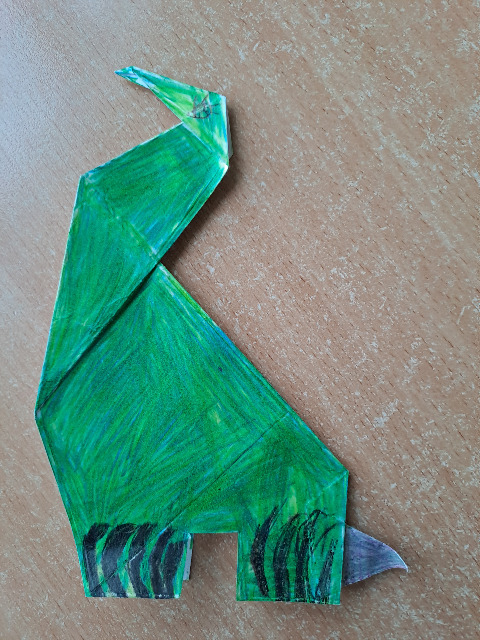zielony papierowy dinozaur