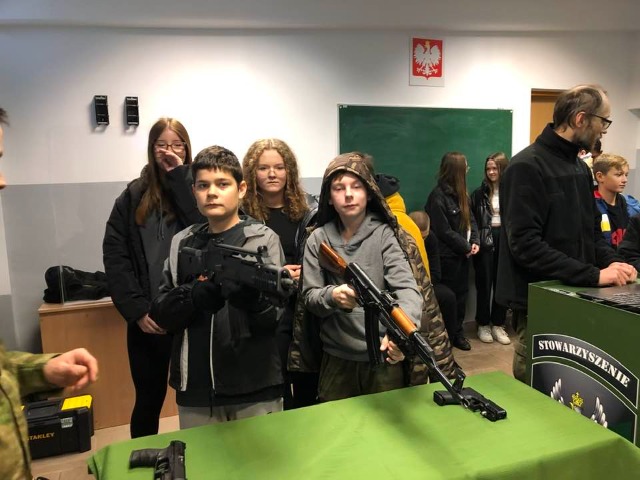 Uczniowie klasy 8 próbują swoich sił w strzelaniu na  nowootwartej strzelnicy multimedialnej ZSEiT.