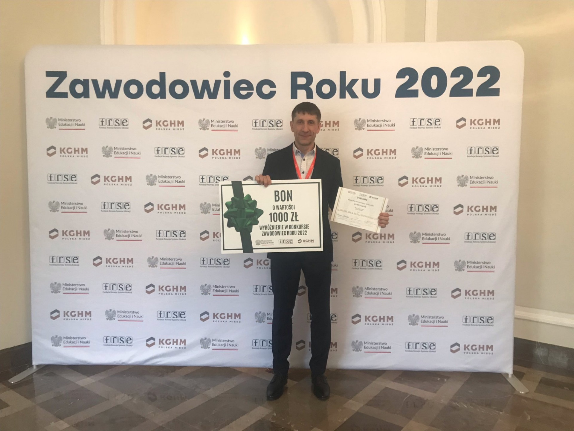 Jarosław Rumianowski podczas gali Zawodowiec roku 2022 — wyróżnienie w dziedzinie Elektryka