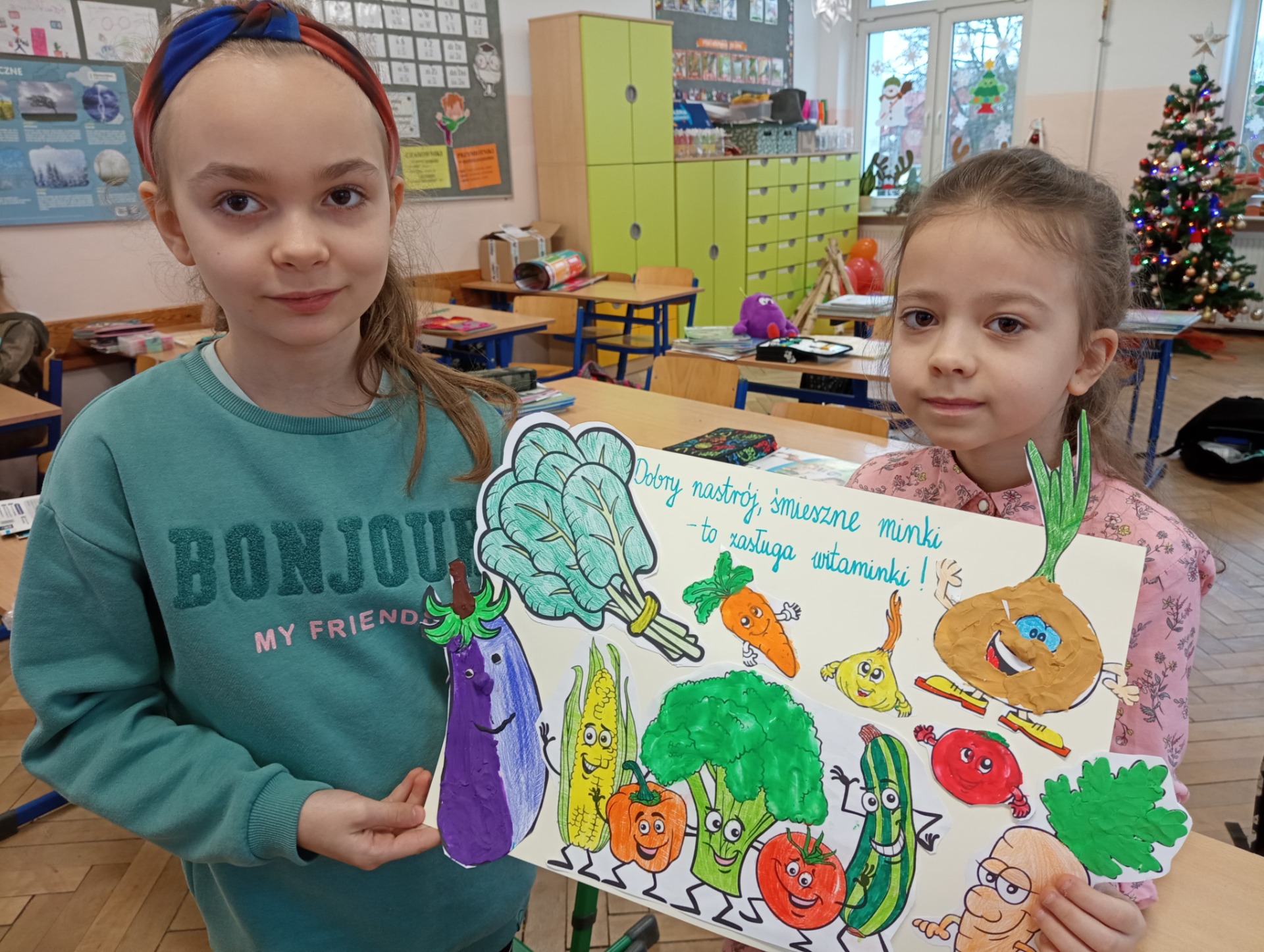 Program "Warzywa i owoce w szkole". Uczennice klasy 2b wykonały plakat promujący zdrowe odżywianie.
