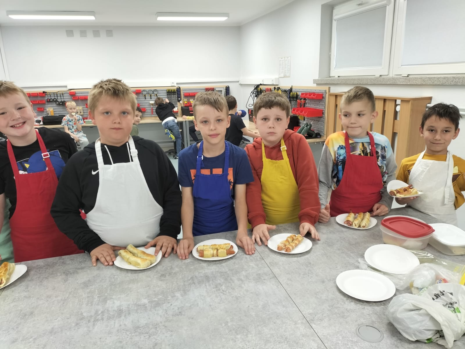 Chłopcy z klasy 1a i 3a w pracowni kulinarnej - Obrazek 1