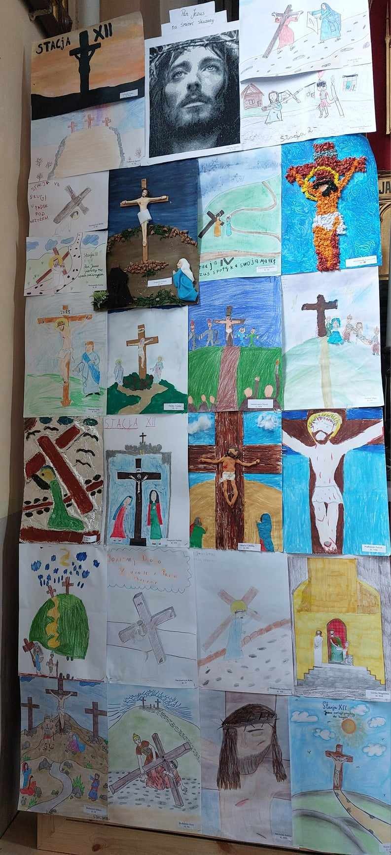 Prace plastyczne na temat drogi krzyżowej wykonane przez uczniów.