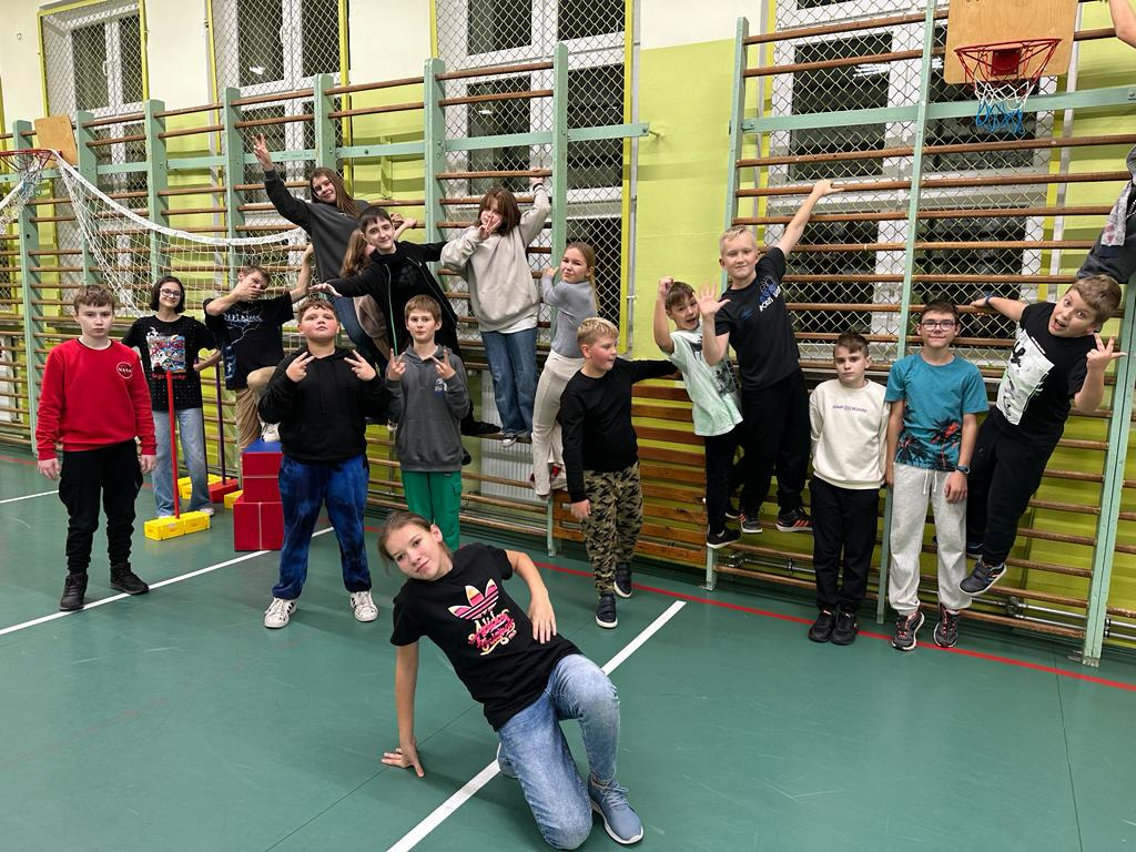 Uczniowie na sali gimnastycznej podczas Nocy gier i zabaw