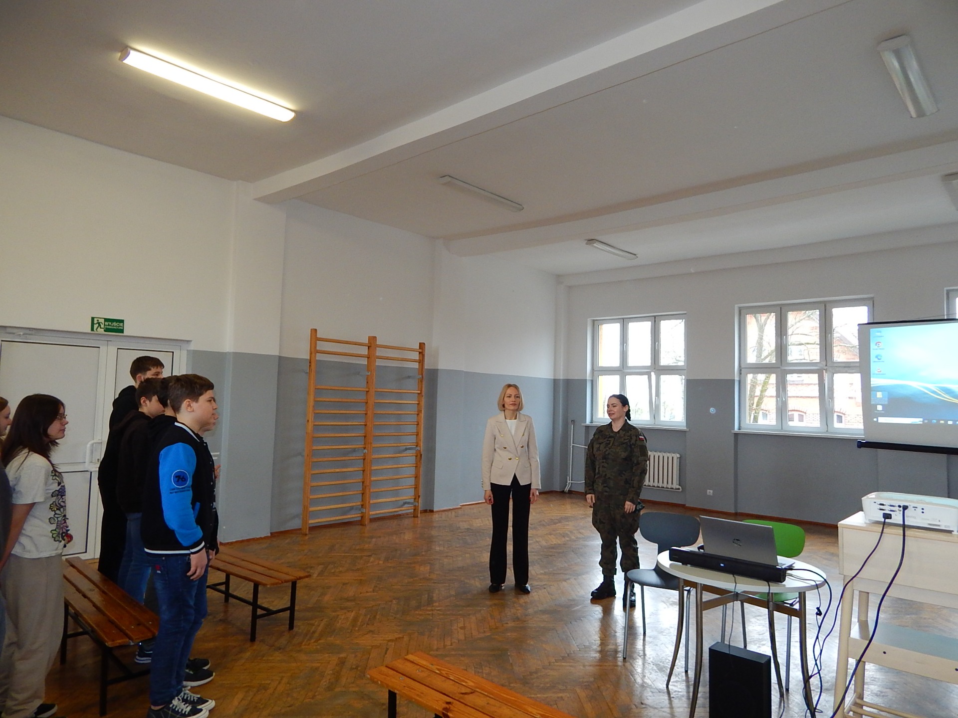 Uczniowie SP Nr 2 im. M. Kopernika w Olecku podczas spotkania z przedstawicielami Wojskowego Centrum Rekrutacji w Ełku