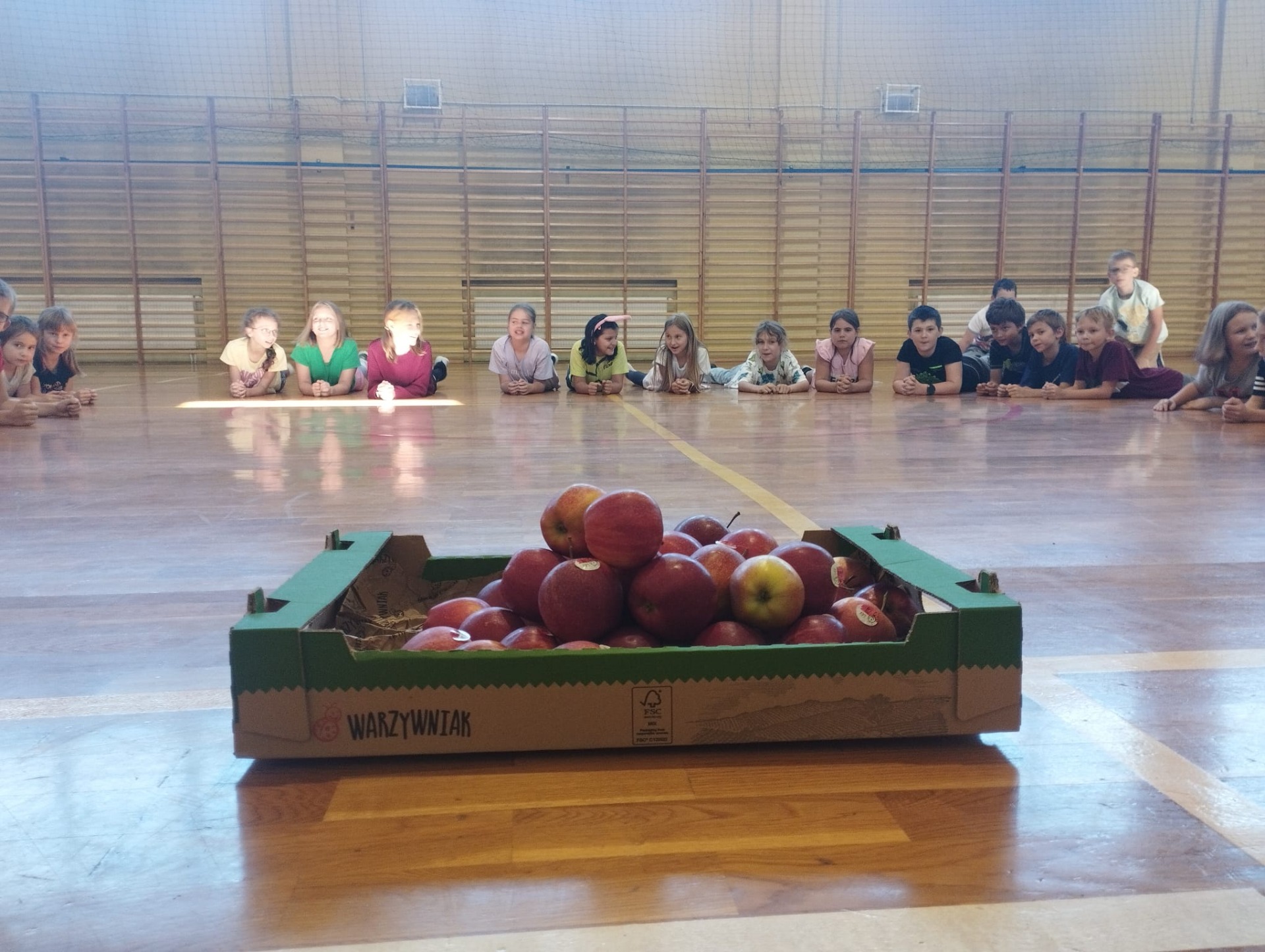 Dzień Jabłka. Uczniowie bijący rekord w planku (desce)
