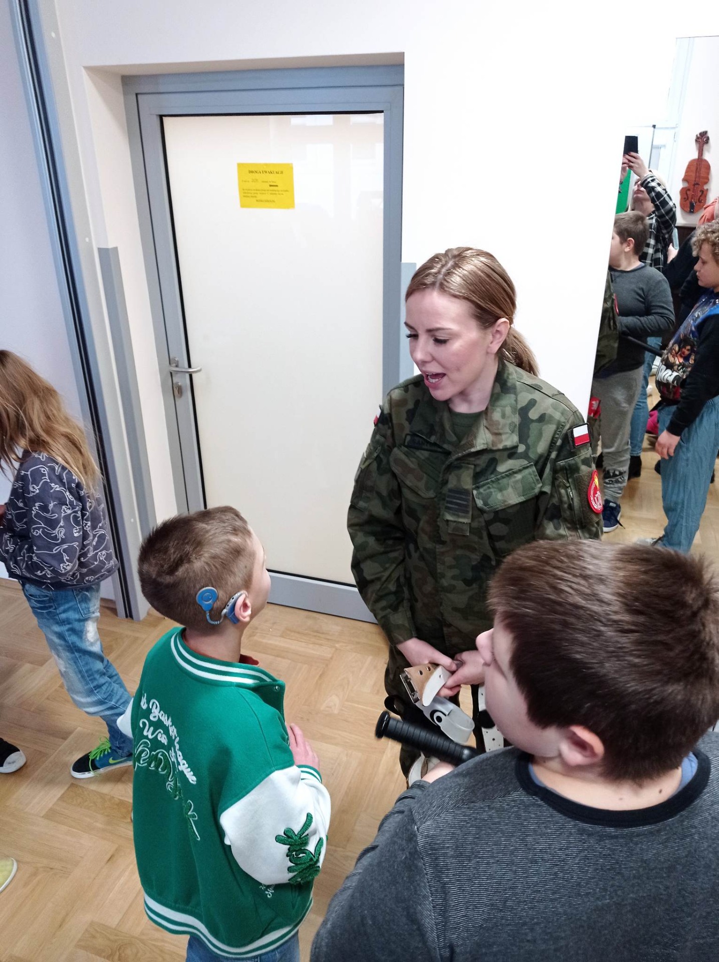 Żołnierze w trakcie spotkania z uczniami- rozmowa z uczniem.