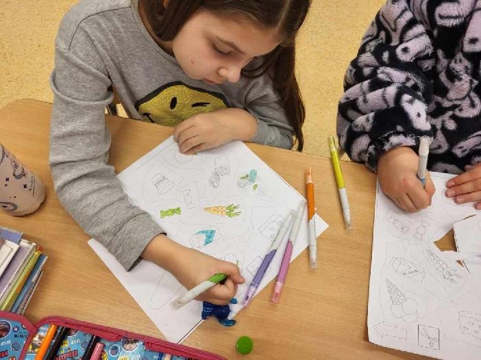 Dzieci rysują plakaty o zdrowiu