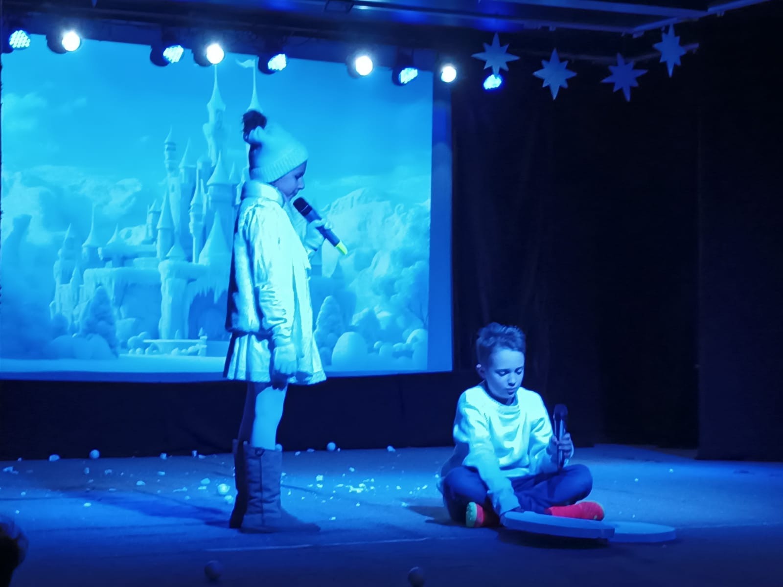 "Królowa Śniegu" w wykonaniu szkolnego koła teatralnego - Obrazek 5