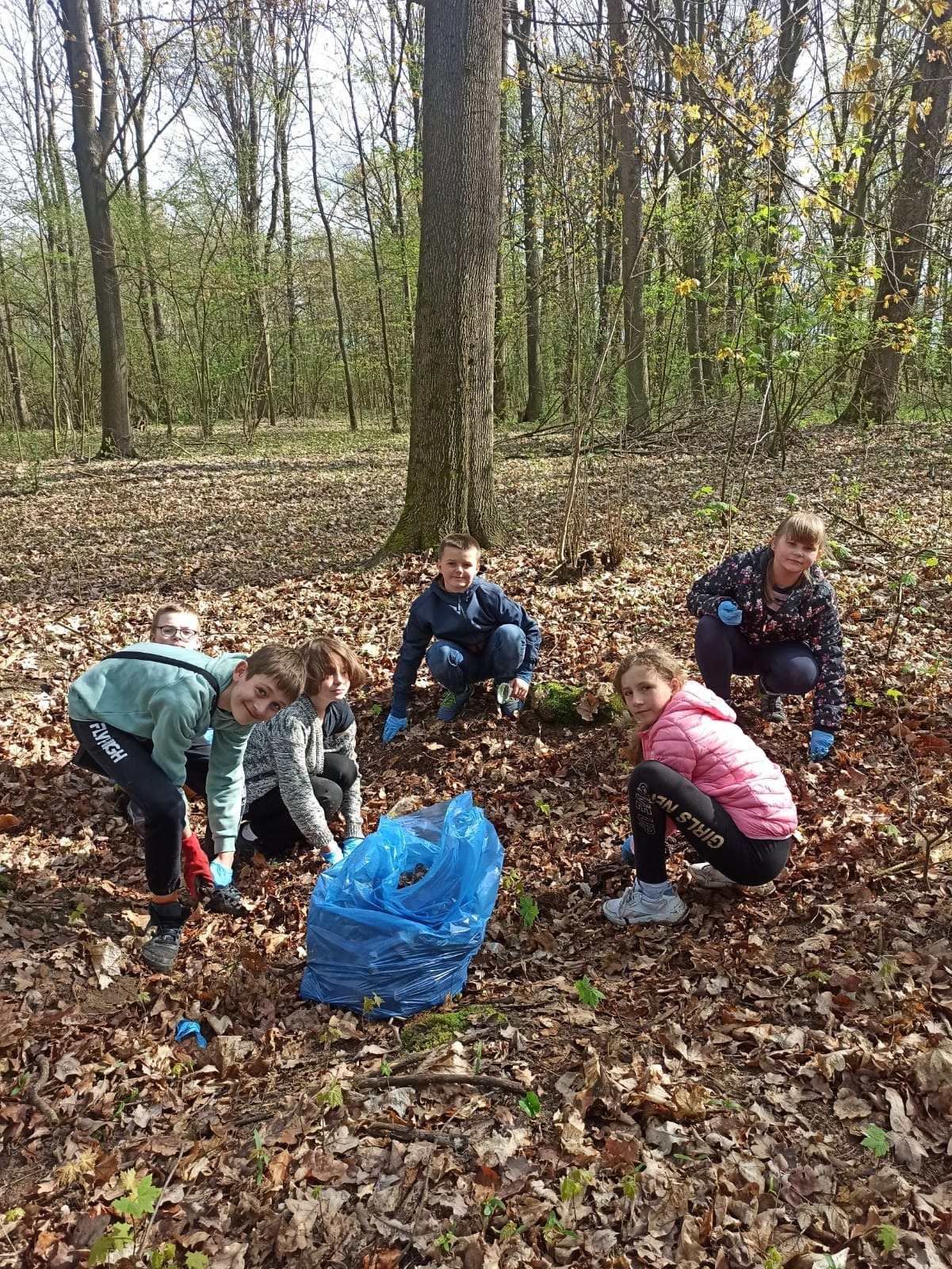 Lekcja przyrody  - uczniowie w terenie podczas zajęć 