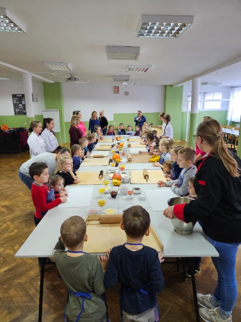 Przedszkolaki na warsztatach kulinarnych w ZSAE w Weryni - Obrazek 1