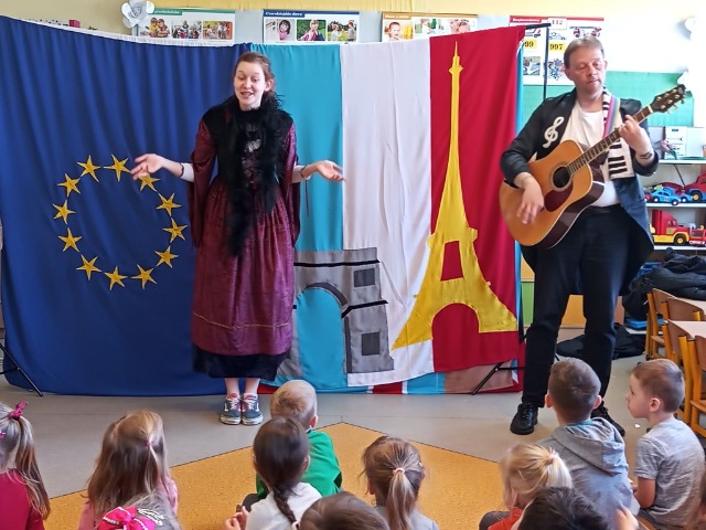 Teatrzyk  „ Muzyczne podróże po Europie” w przedszkolu - Obrazek 4