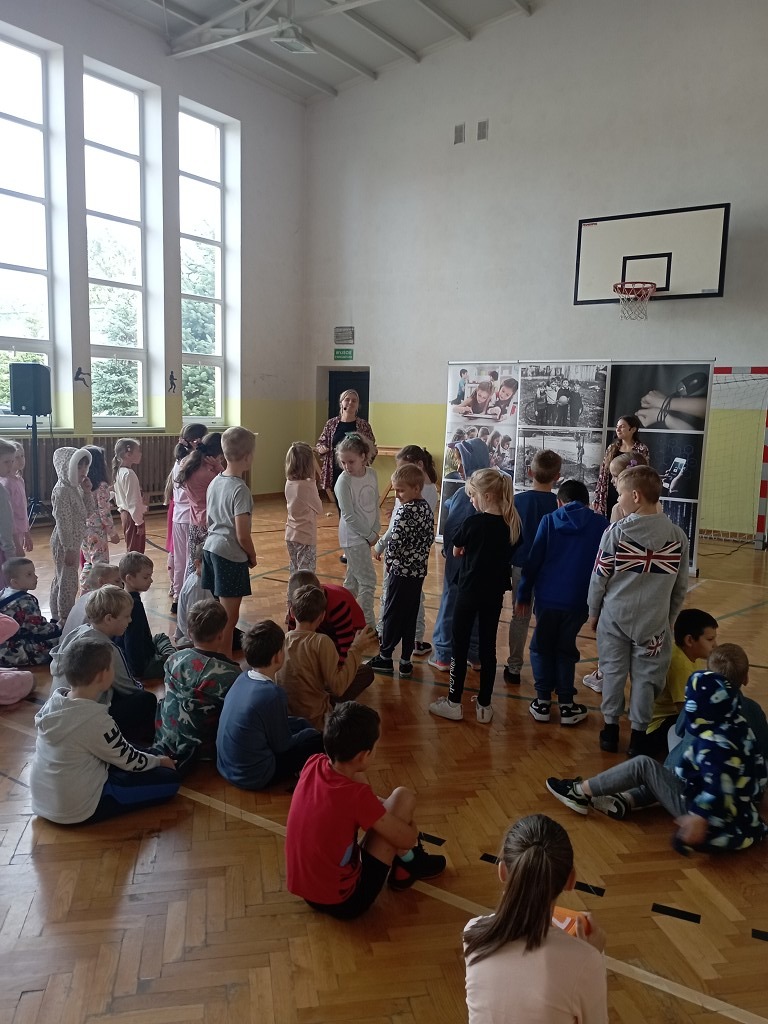 Uczniowie klas I-IV podczas występu Teatru Edukacyjnego z Krakowa.