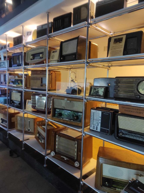 Regał z zabytkowym/ starym sprzętem radiowym lub wystawa radioodbiorników
