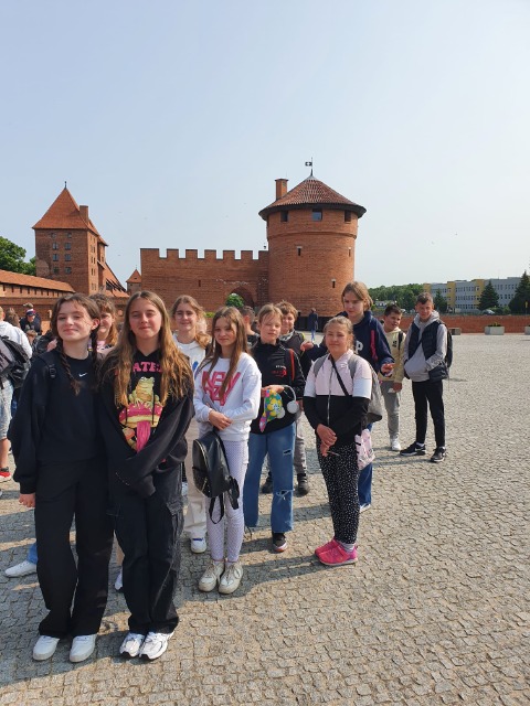 Uczniowie podczas wycieczki  do Malborka.