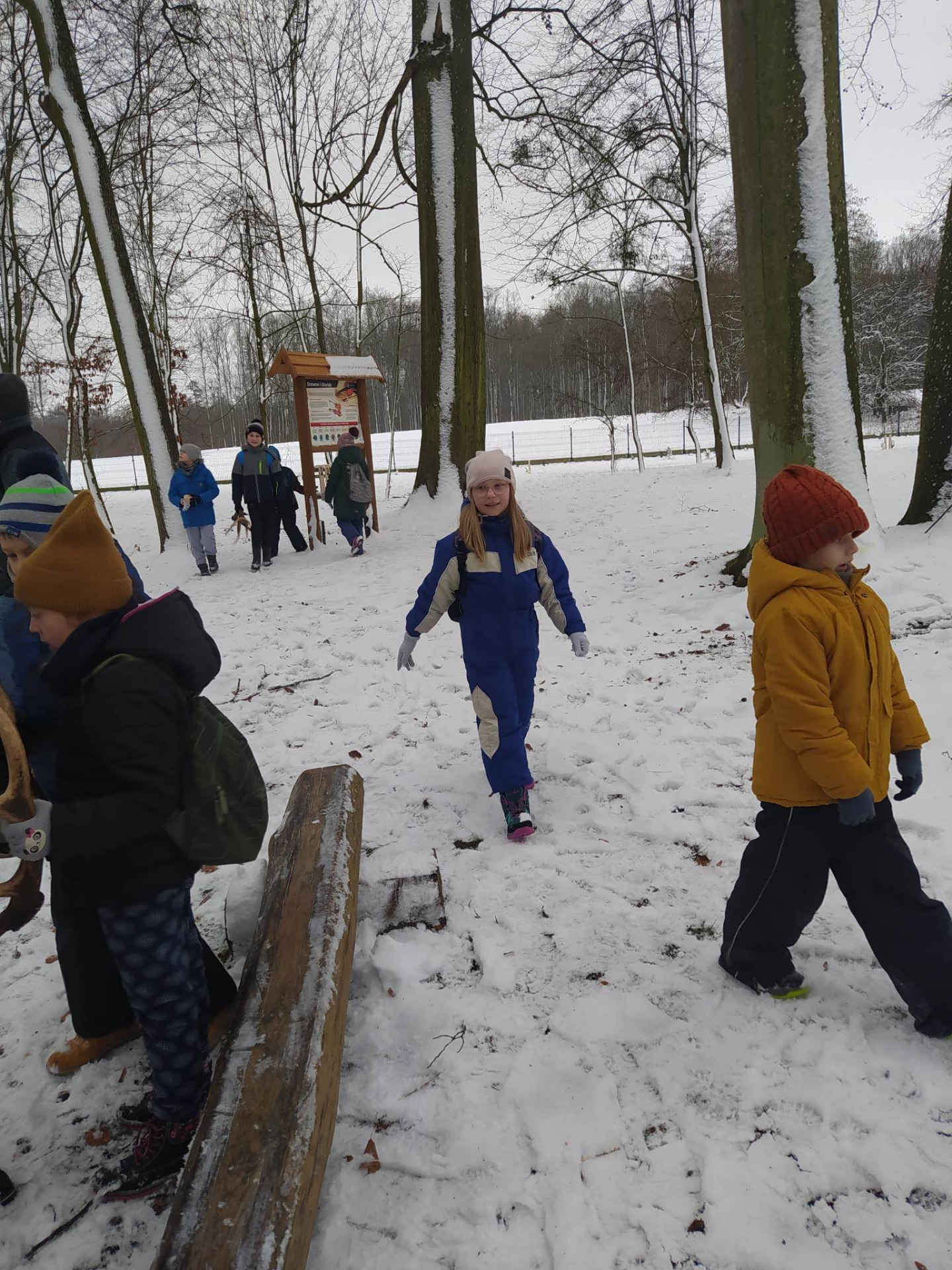 Dzieci bawią się na śniegu