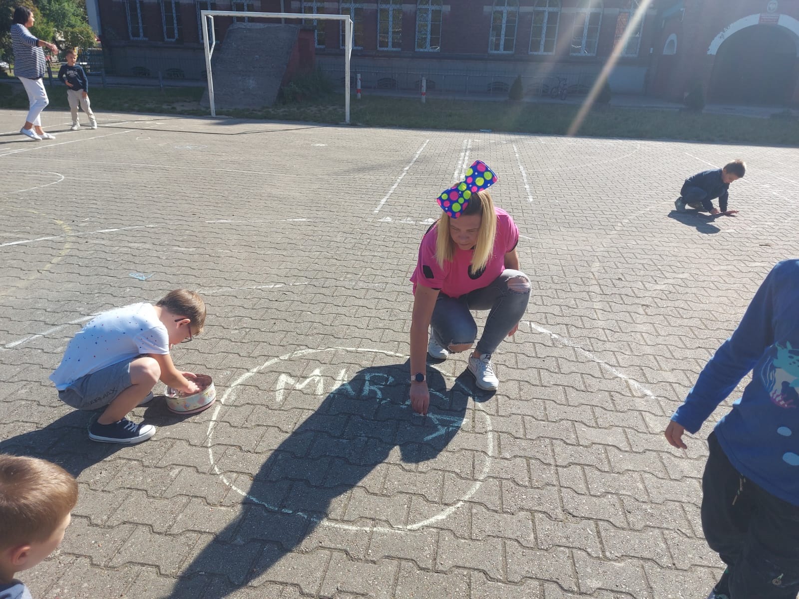 Zajęcia kreatywne na boisku szkolnym z okazji Dnia Kropki