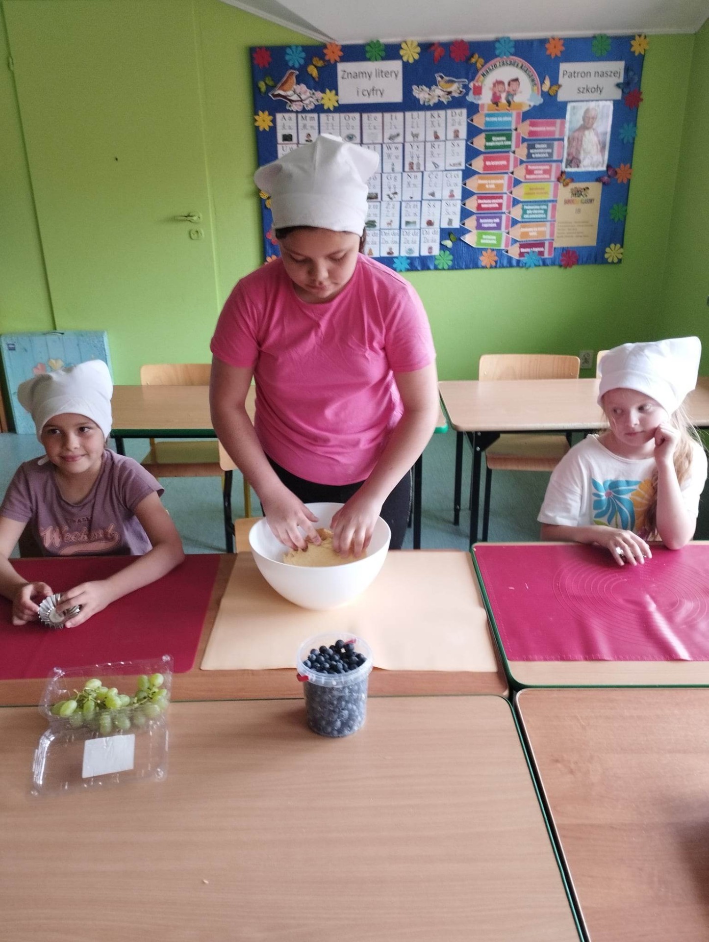 Uczniowie przygotowują ciasto na kruche babeczki
