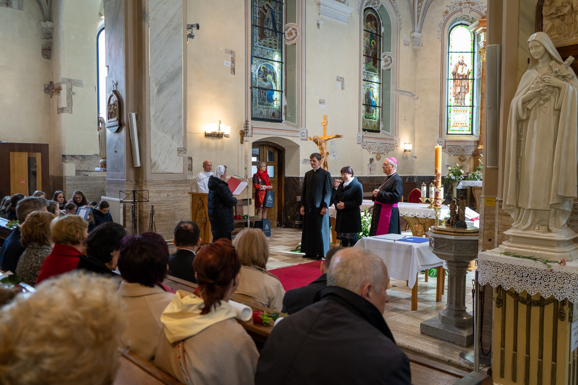 Ocenenie otcom biskupom Tomášom Galisom pani učiteľky Márii Kotlasovej - Obrázok 3