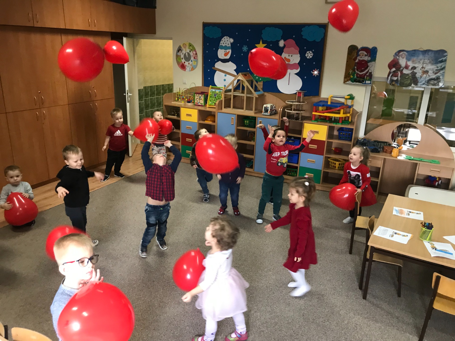 Grupa 4 - latków podczas zabawy balonami