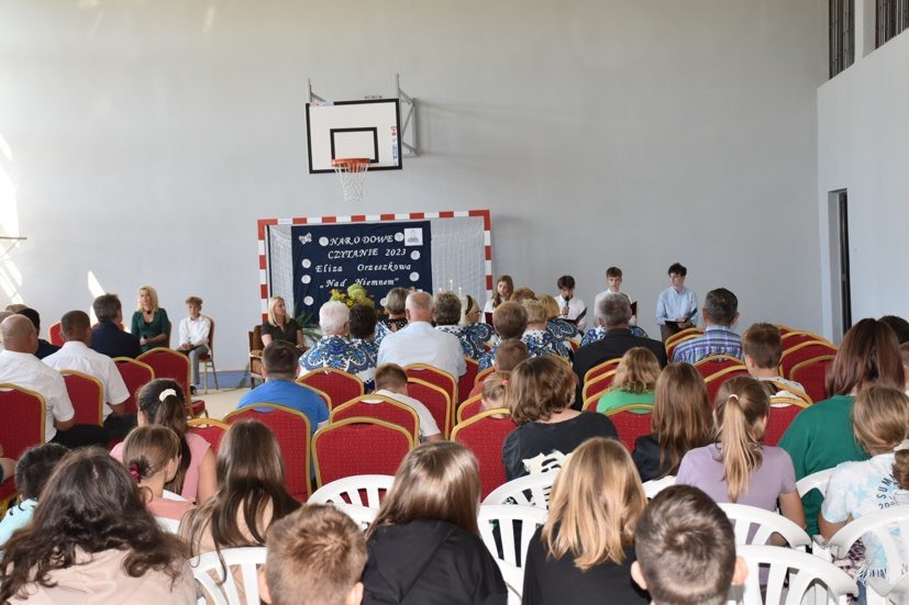 Uczniowie słuchają uczestników Narodowego Czytania "Nad Niemnem"