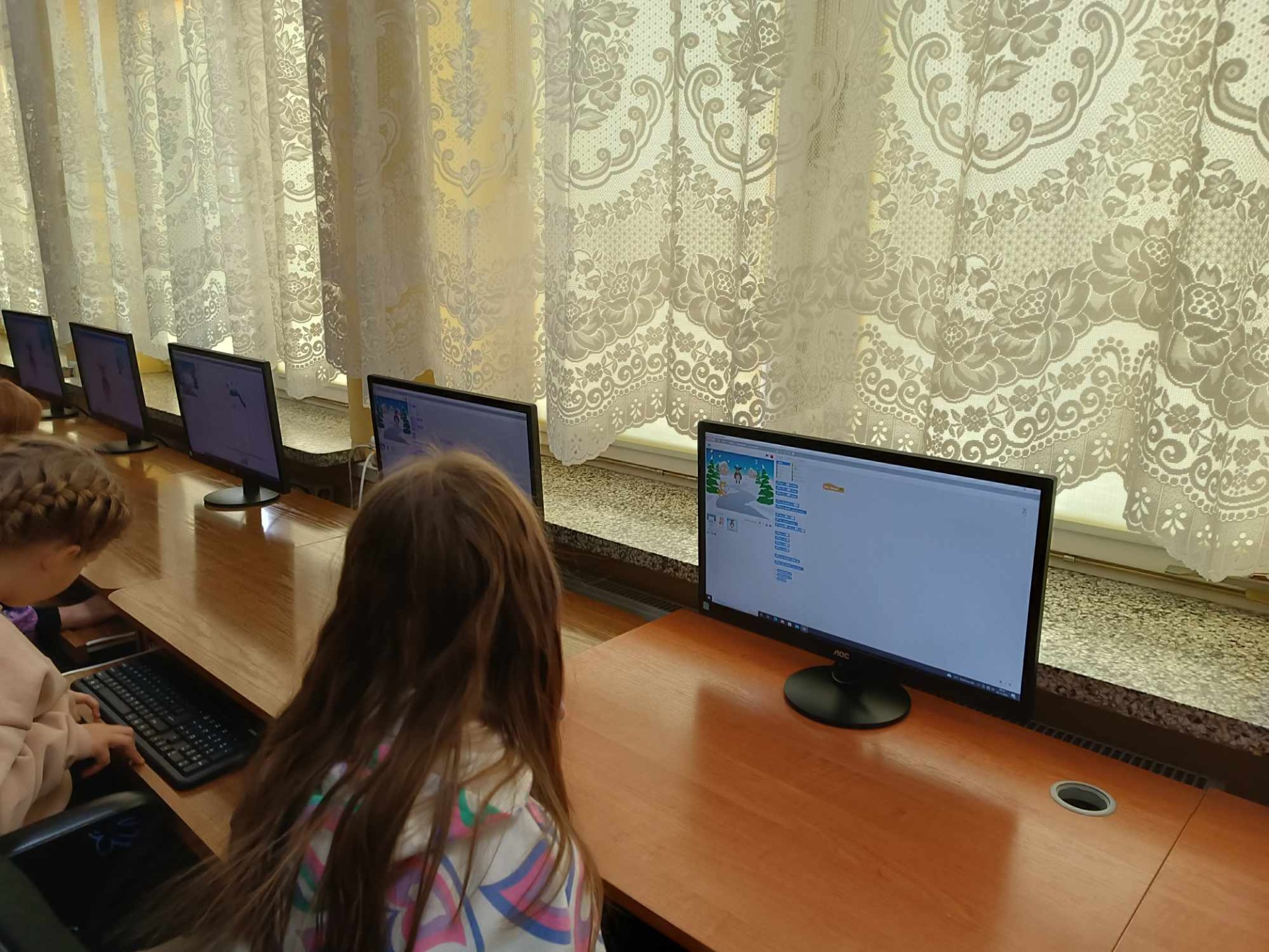 Uczniowie tworzą animację w programie Scratch.