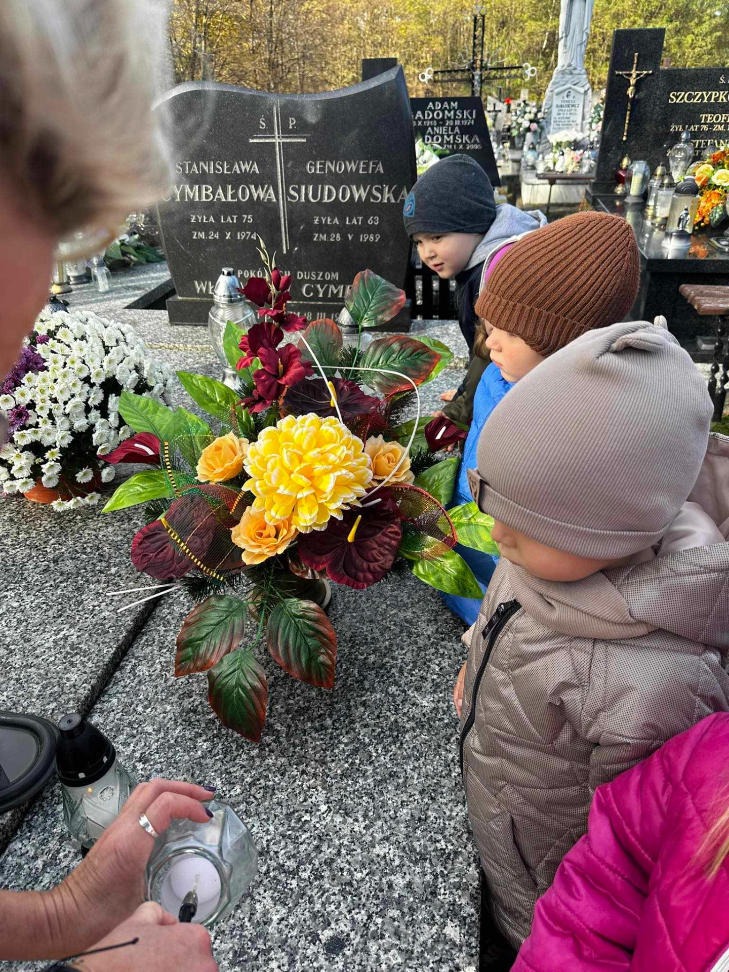 Dzieci, które odwiedziły cmentarz w Dniu Zadusznych