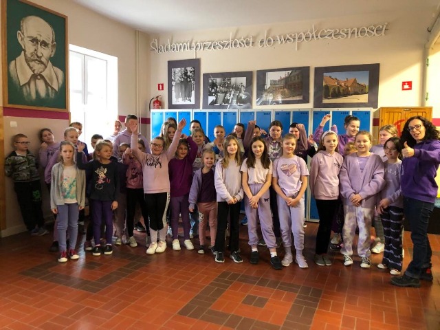 Uczniowie klas I-VIII ubrani na fioletowo w fioletową środę.
