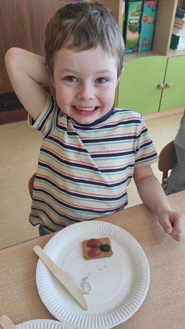 biedronka z warzyw na talerzu dziecka