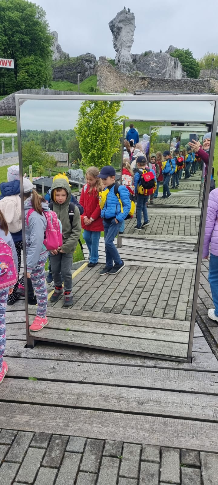 Uczniowie klas 1,2 i 4 podczas wycieczki do Ogrodzieńca i na Pustynię Błędowską.