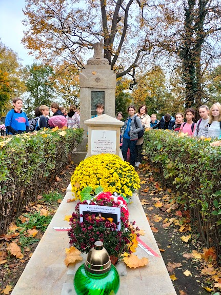 Uczniowie stojący przy grobie patrona szkoły Włodzimierza Tetmajera.