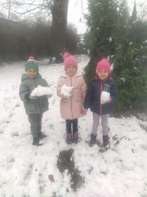 dzieci ze śniegiem